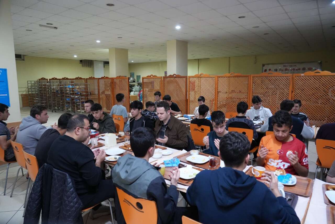 İl Milli Eğitim Müdürü Emre Çay Öğrencilerle Sahur Sofrasında Buluştu 2